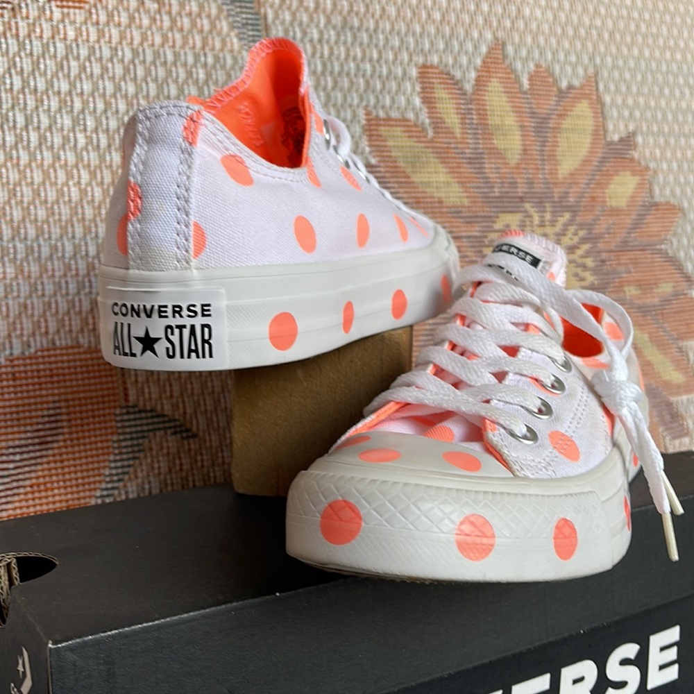 Converse WMNS 560629F
CTAS OX
WHITE/CRIMSON PULS Sneakers - Picture 10 of 16